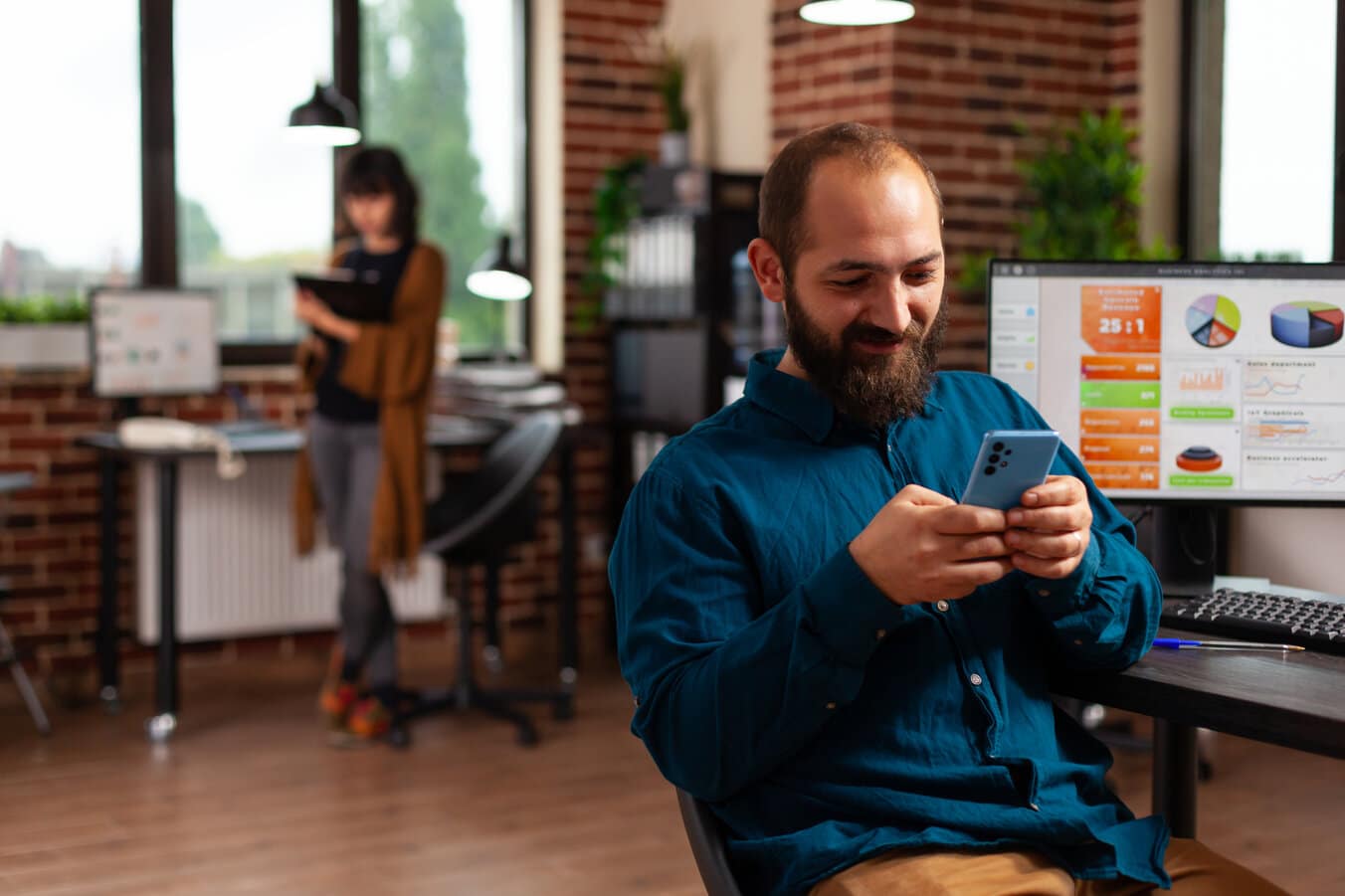 Man looks at smart phone perfects his cold email outreach.