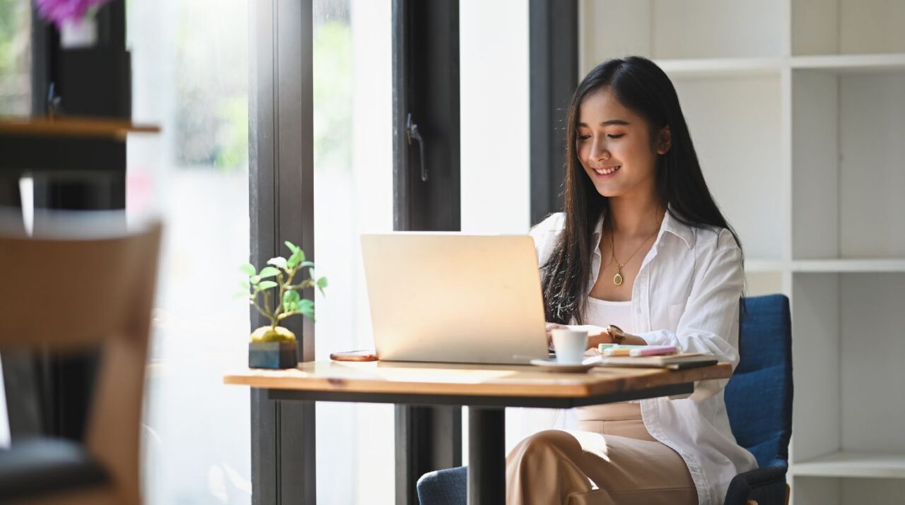 Young woman working at computer on strategic lead scoring in HubSpot